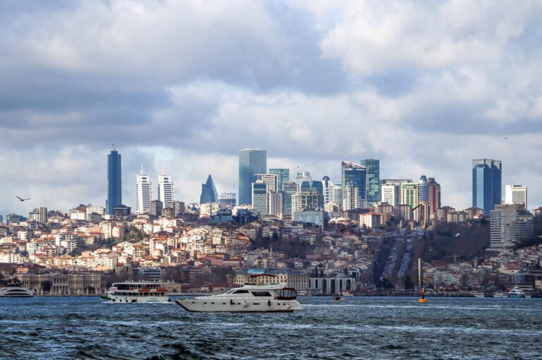 نکات مهم قبل از خرید ملک در ترکیه شامل بررسی قیمت واقعی، مناطق ممنوعه و قرارداد قانونی