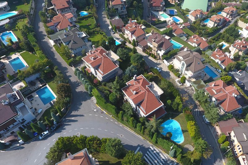 آجارکنت یکی از بزرگ‌ترین و لوکس‌ترین شهرک‌های ویلایی استانبول است که در منطقه بیکوز قرار دارد این مجموعه با داشتن امنیت بالا و امکانات کامل مانند مدارس، باشگاه‌ها و مراکز خرید، یک زندگی کاملاً مستقل را فراهم می‌کند محیط سرسبز و آرام آن باعث شده بسیاری از خانواده‌های مرفه این منطقه را برای زندگی انتخاب کنند از نظر سرمایه‌گذاری نیز به دلیل برند بودن این شهرک، همیشه تقاضای بالایی دارد