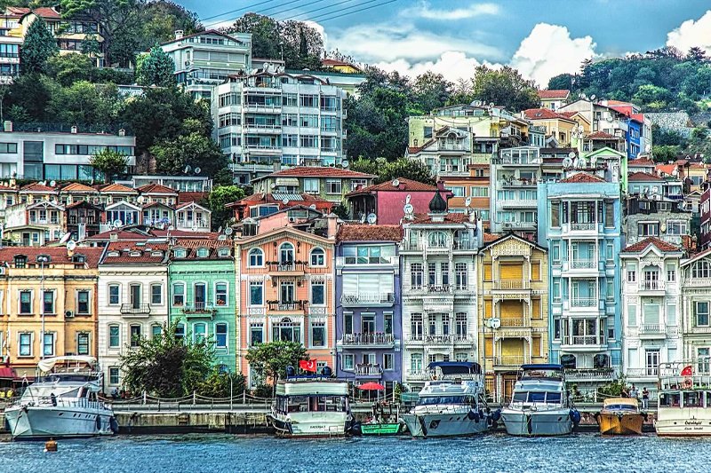 آرناووت‌کوی یکی از خاص‌ترین محله‌های استانبول است که به خاطر معماری تاریخی و خانه‌های چوبی رنگارنگ عثمانی شناخته می‌شود این منطقه فضایی هنری و متفاوت دارد و بیشتر مناسب افرادی است که به دنبال سبک زندگی خاص هستند نزدیکی به بسفر و وجود رستوران‌های دریایی معروف باعث شده این محله همیشه جذاب و پرطرفدار باشد از نظر سرمایه‌گذاری نیز به دلیل محدودیت ساخت‌وساز و حفظ بافت تاریخی، عرضه ملک کم است و همین موضوع می‌تواند در بلندمدت باعث افزایش ارزش املاک شود