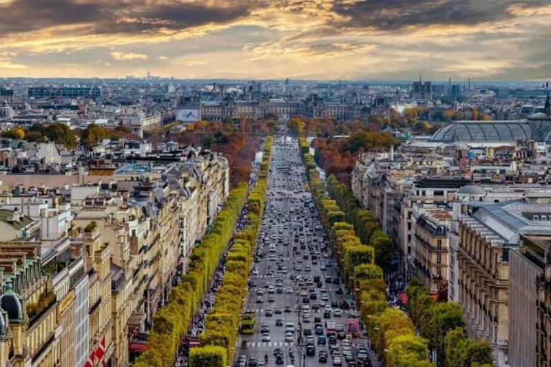 جاده بغداد یکی از معروف‌ترین خیابان‌های استانبول در بخش آسیایی است که به عنوان مرکز زندگی لوکس و خرید شناخته می‌شود این منطقه پر از برندهای بین‌المللی، کافه‌های شیک و رستوران‌های سطح بالا است و همیشه پرجنب‌وجوش است زندگی در این منطقه به معنای دسترسی آسان به تمام امکانات شهری است نزدیکی به ساحل و فضای سبز نیز از دیگر مزایای این منطقه محسوب می‌شود که آن را برای زندگی و سرمایه‌گذاری جذاب کرده است