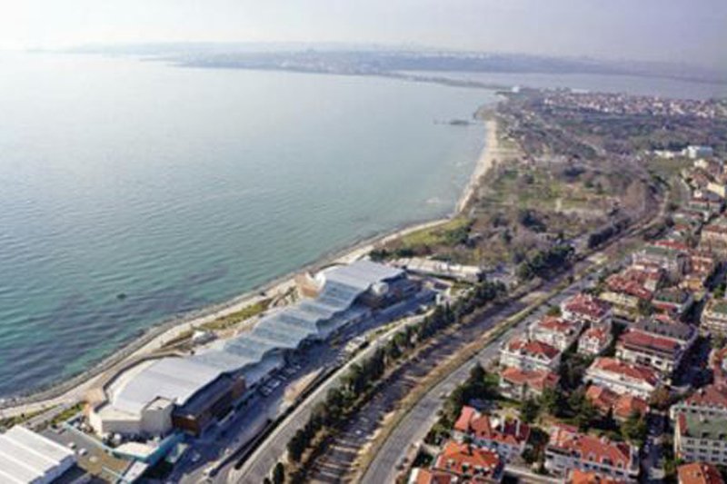 فلوریا یکی از مناطق لوکس و قدیمی استانبول است که به خاطر موقعیت ساحلی و ویلاهای بزرگ خود شناخته می‌شود این منطقه بیشتر برای خانواده‌هایی مناسب است که به دنبال زندگی آرام در کنار دریا هستند وجود فضاهای سبز، ساحل و امکانات تفریحی باعث شده کیفیت زندگی در این منطقه بالا باشد همچنین نزدیکی به فرودگاه سابق آتاتورک و دسترسی مناسب به مرکز شهر از مزایای مهم این منطقه محسوب می‌شود