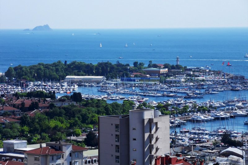 کالامیش یکی از مناطق لوکس ساحلی در استانبول است که به خاطر مارینا و قایق‌های تفریحی شناخته می‌شود این منطقه برای افرادی مناسب است که به زندگی کنار دریا علاقه دارند وجود رستوران‌ها و کافه‌های ساحلی باعث شده فضای این محله بسیار دلپذیر باشد آپارتمان‌های رو به دریا و دسترسی مناسب به امکانات شهری، این منطقه را به یکی از گزینه‌های جذاب برای خرید ملک تبدیل کرده است