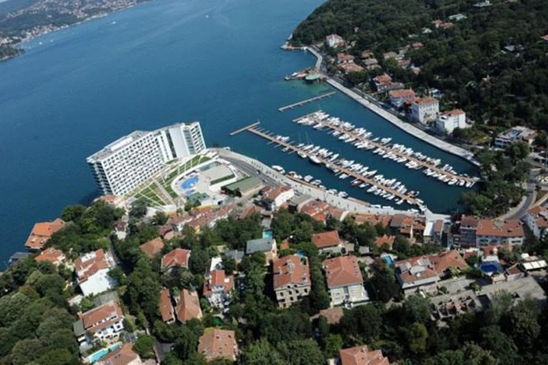 تارابیا یکی از محله‌های بسیار لوکس و تاریخی استانبول است که در کنار بسفر قرار دارد و به خاطر ویلاهای اعیانی و سفارتخانه‌ها شناخته می‌شود این منطقه فضای بسیار آرام و سطح بالایی دارد و بیشتر مناسب افرادی است که به دنبال زندگی خصوصی هستند وجود رستوران‌های ساحلی و فضای سبز باعث شده کیفیت زندگی در این منطقه بالا باشد از نظر سرمایه‌گذاری نیز به دلیل محدود بودن عرضه، همیشه جزو مناطق ارزشمند محسوب می‌شود