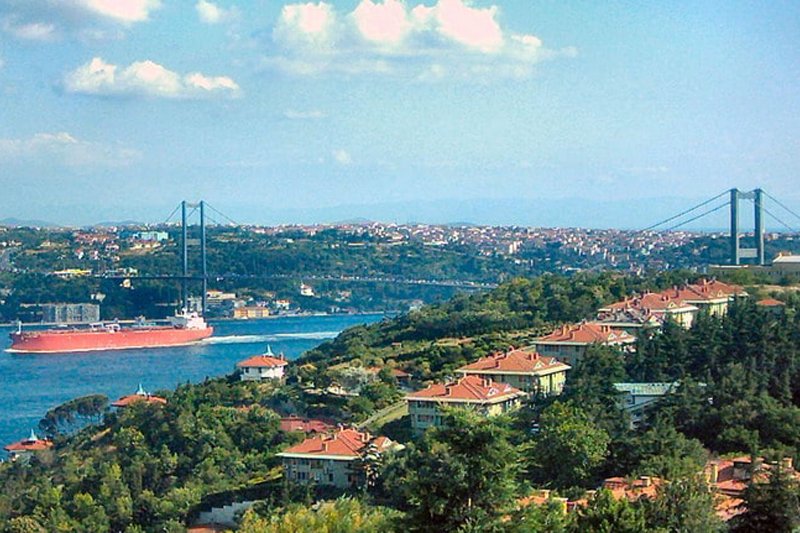 اولوس یکی از محله‌های مرتفع و خاص استانبول است که به خاطر چشم‌اندازهای فوق‌العاده به بسفر شناخته می‌شود این منطقه ترکیبی از آپارتمان‌های لوکس و ویلاهای خاص را در خود جای داده است فضای آرام و سطح بالای زندگی باعث شده بیشتر ساکنین آن افراد مرفه باشند نزدیکی به مناطق مهمی مثل بشیکتاش و دسترسی مناسب به مراکز شهری از دیگر مزایای این محله است که آن را برای زندگی و سرمایه‌گذاری جذاب می‌کند