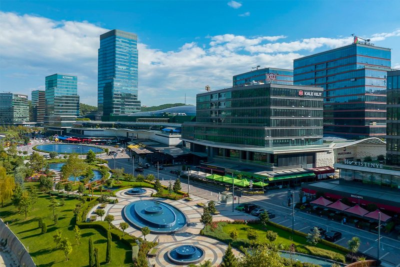 وادی استانبول یکی از مدرن‌ترین پروژه‌های ترکیبی در استانبول است که شامل واحدهای مسکونی، تجاری و تفریحی می‌شود این منطقه به دلیل طراحی مدرن و امکانات کامل، به سرعت به یکی از مقاصد محبوب برای زندگی تبدیل شده است نزدیکی به جنگل بلگراد و دسترسی عالی به مترو و بزرگراه‌ها از مهم‌ترین مزایای آن است از نظر سرمایه‌گذاری نیز به دلیل جدید بودن پروژه و تقاضای بالا، پتانسیل رشد خوبی دارد